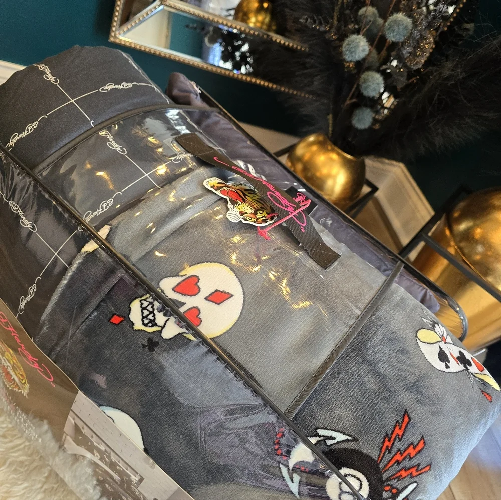 Ed Hardy 4piece Full/Queen reversible plush comforter set new